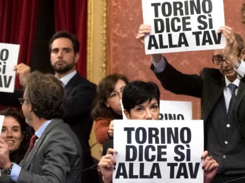 La protesta "S&igrave; Tav" dell'opposizione durante il Consiglio comunale di Torino (foto LaPresse)