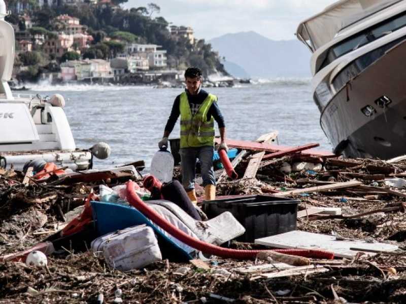 Maltempo, devastato il porto di Rapallo (foto LaPresse)