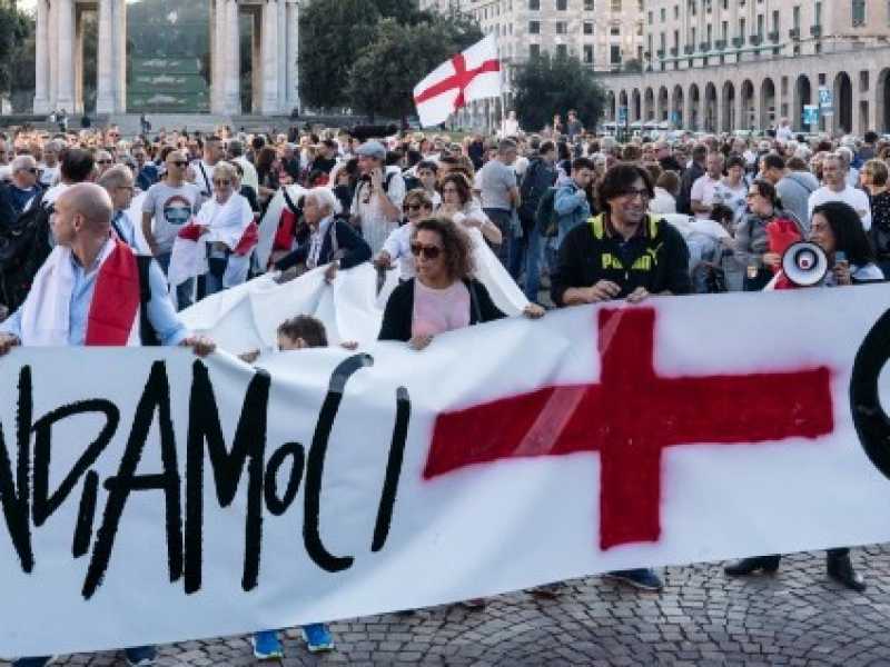 La mla cittanifestazione "Riprendiamoci Genova" a due mesi dal crollo del Ponte Morandi (Foto LaPresse)