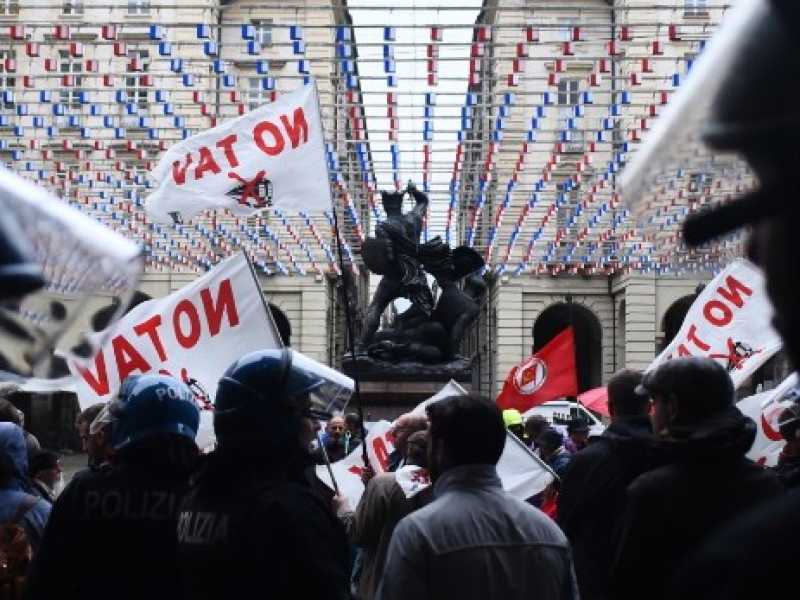 La manifestazione fuori dal Comune di Torino. Foto LaPresse