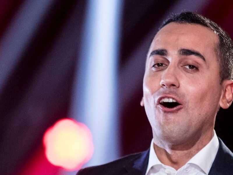 Luigi Di Maio con una statuetta di Matteo Salvini durante la trasmissione "Nemo" (foto LaPresse)