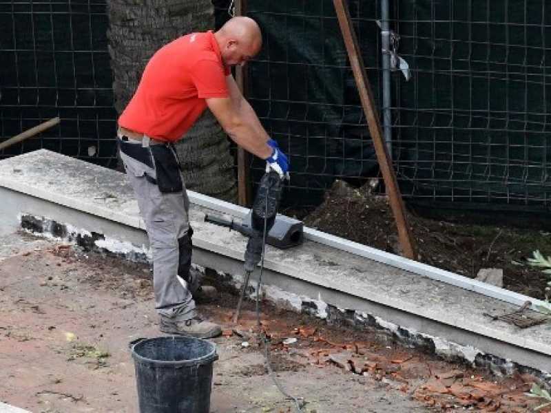 I lavori nel giardino della nunziatura italiana a Roma, durante i quali &egrave; stato ritrovato un frammento osseo. Foto LaPresse 