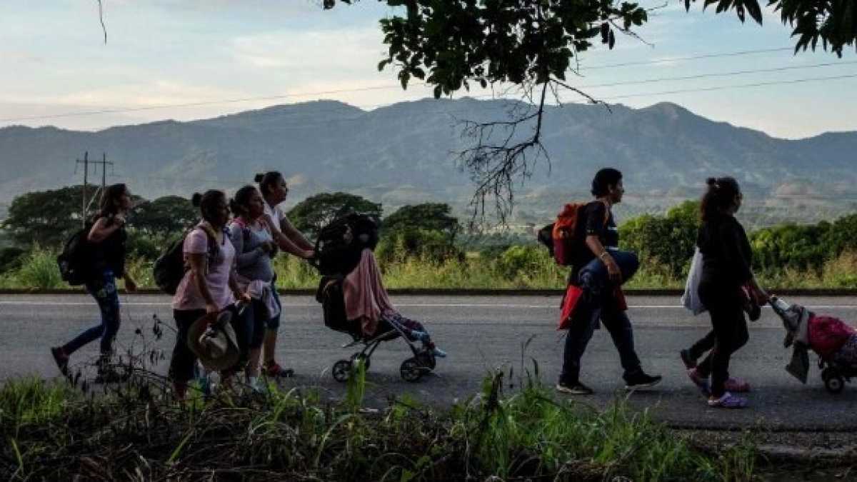 Immagine di Esuli, carovane e fuggiaschi davanti al golfo di Napoli