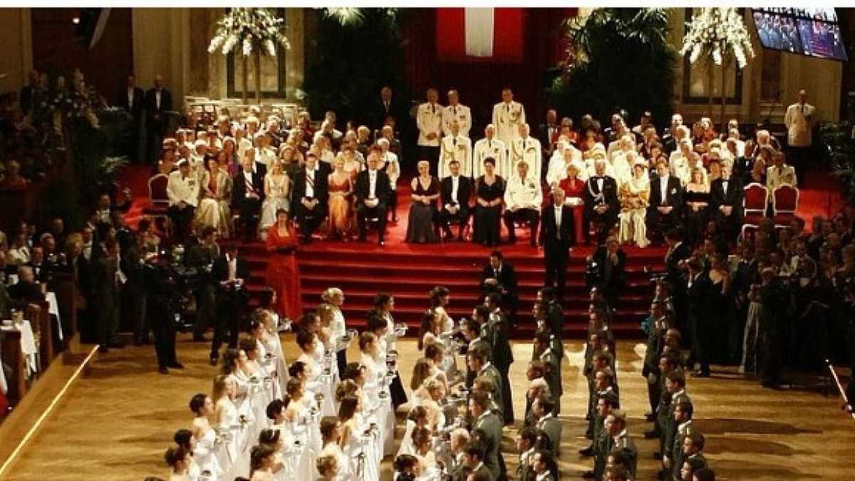 Immagine di Balli e borsette all'Eliseo