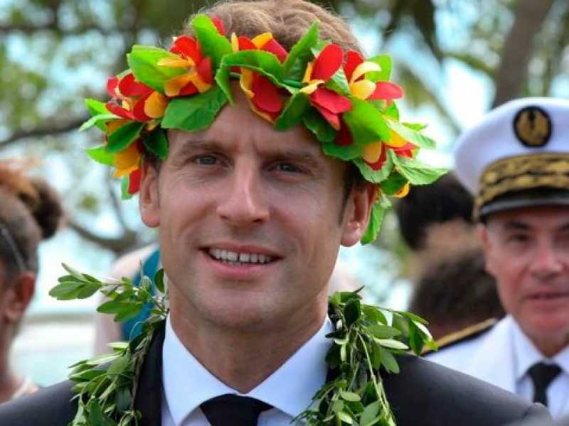 Emmanuel Macron durante un viaggio in Nuova Caledonia (foto LaPresse)
