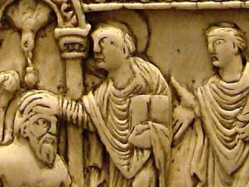 Il battesimo di Clodoveo I ad opera di Remigio vescovo di Reims. Placca in avorio del IX secolo, Mus&eacute;e de Picardie ad Amiens