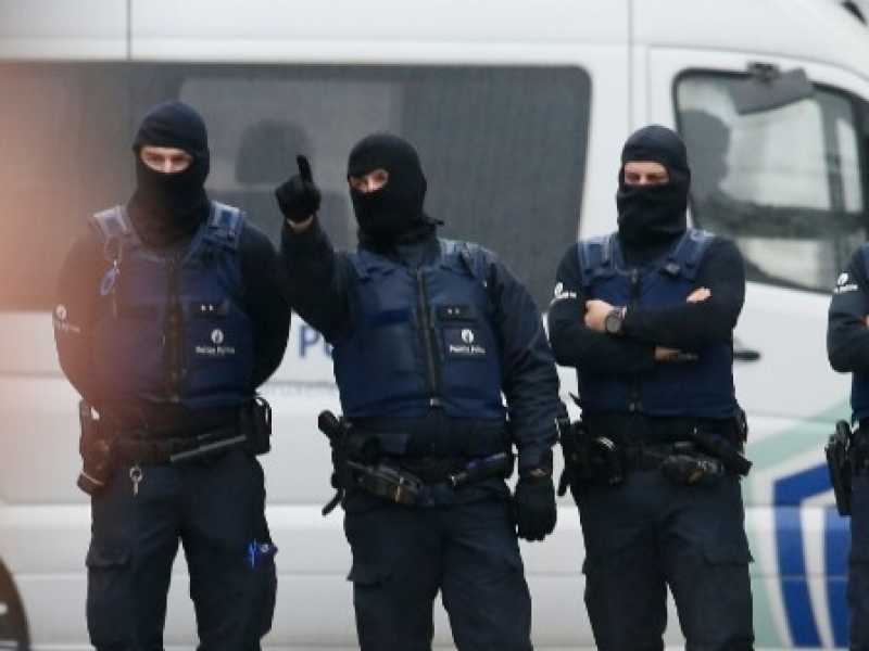 Agenti della polizia francese a Parigi (foto LaPresse)