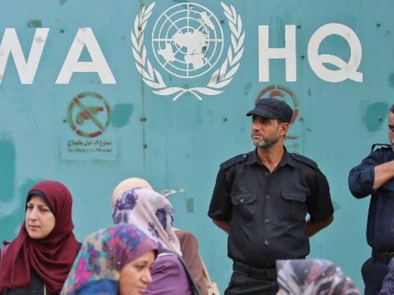 Alcuni dipendenti dell'Unrwa davanti alla sede di Gaza (foto LaPresse)