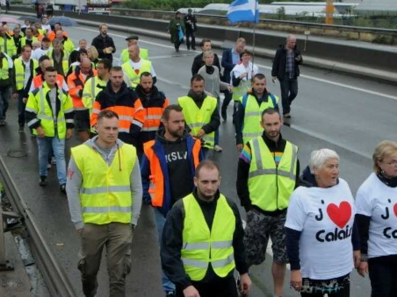 A Calais, una protesta del 2016 contro i danni causati dai migranti che tentavano di raggiungere il Regno Unito (foto LaPresse)