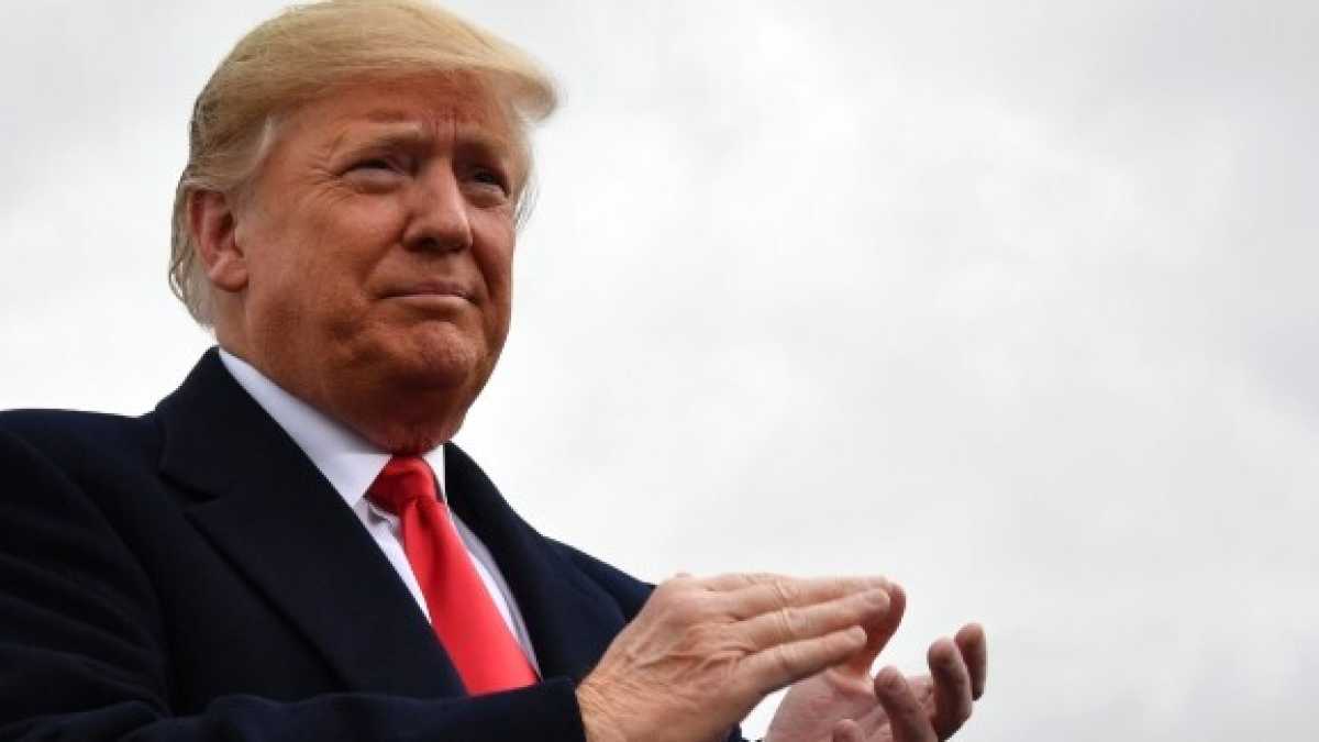Immagine di Trump prende a spallate i mullah