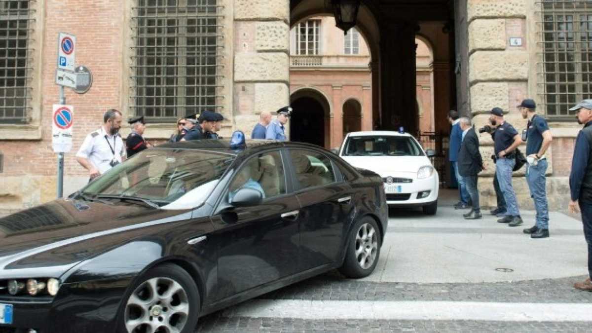 Immagine di Si arrende l'uomo che aveva preso degli ostaggi in un ufficio postale