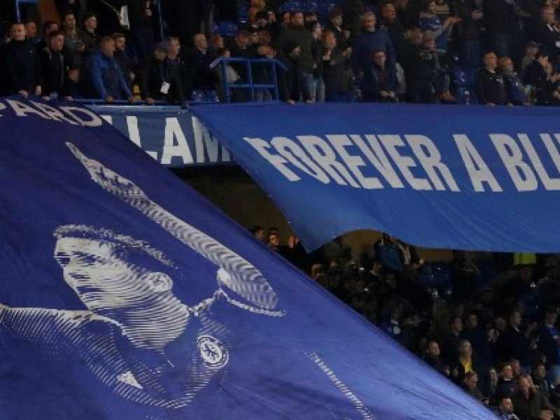 Uno striscione dei tifosi del Chelsea dedicato a Frank Lampard, attuale allenatore del Derby County (foto LaPresse)