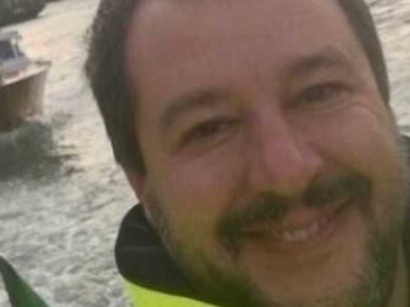 Il selfie di Matteo Salvini in laguna, per un sopralluogo dopo i danni causati dal maltempo