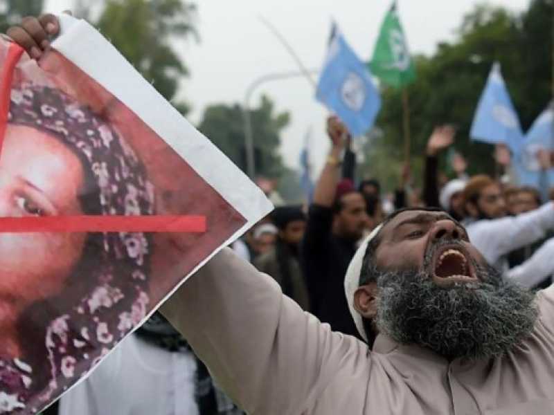 Una manifestazione islamista contro la liberazione di Asia Bibi (foto LaPresse)