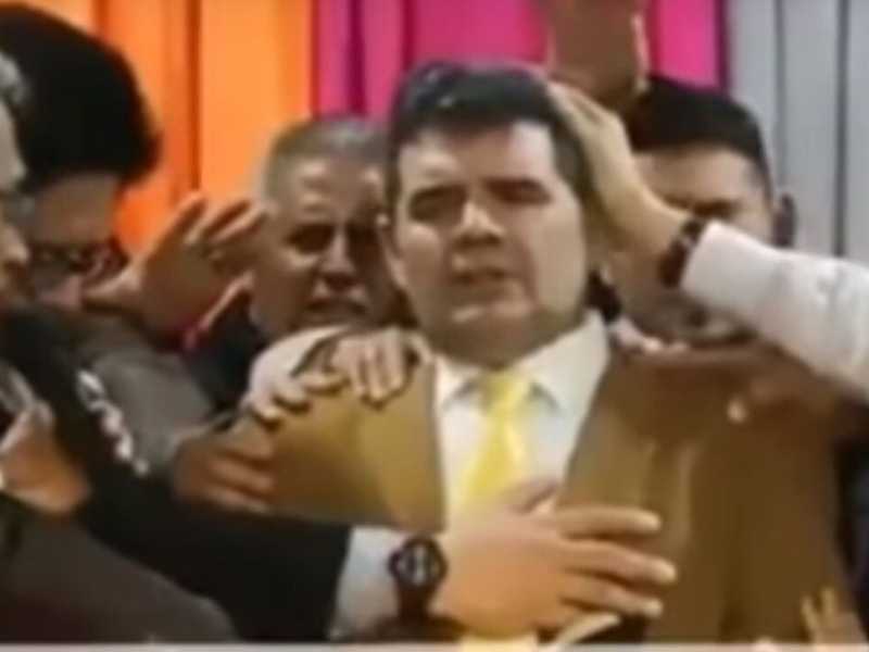 Alfredo Olmedo durante il suo battesimo in una comunit&agrave; evangelica, poco prima che il palco della cerimonia crollasse
