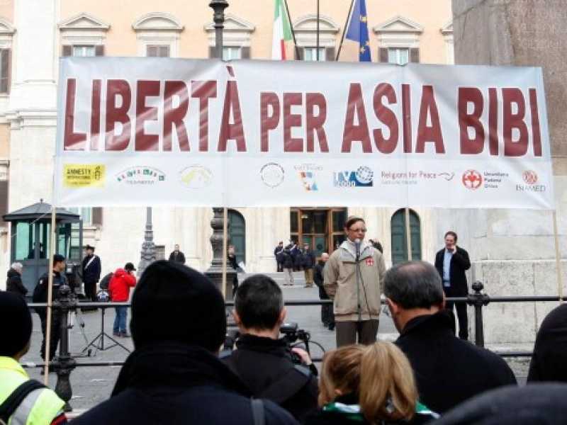 Una manifestazione a Roma per salvare Asia Bibi in Pakistan (foto LaPresse)