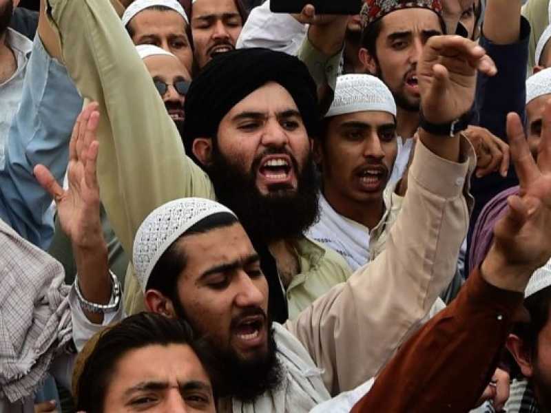 Proteste islamiste contro la liberazione di Asia Bibi (foto LaPresse)