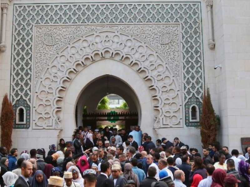 Fedeli musulmani entrano alla Grande moschea di Parigi durante le celebrazioni dell'Eid al Fitr (foto LaPresse)