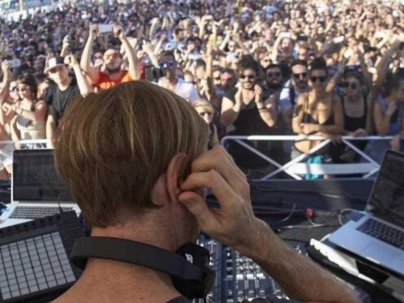Il dj inglese Richie Hawtin, di spalle, fa ballare il pubblico durante il Sonar festival di Barcellona del 2017 (foto LaPresse)