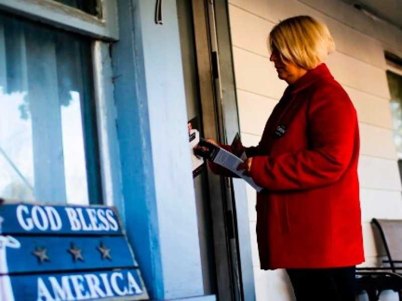 La volontaria repubblicana Jess Morgan, 69 anni, fa campagna per il suo partito. 19 ottobre 2018 a Shavertown, in Pennsylvania (foto LaPresse)