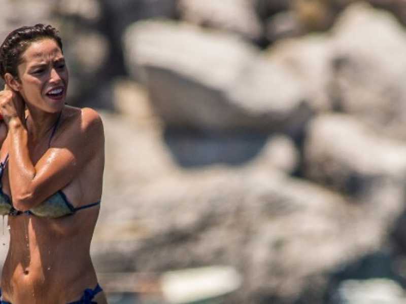 Raffaella Fico in vacanza in barca a Capri (foto LaPresse)