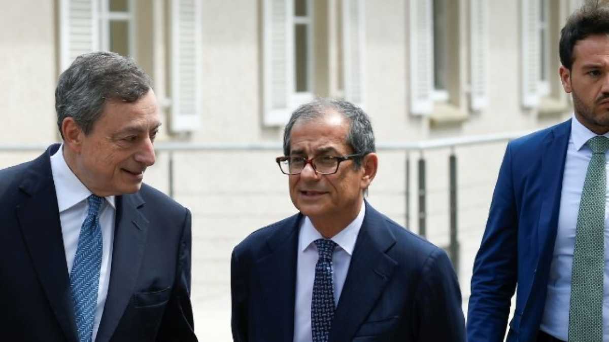 Immagine di Borsa in calo, mentre Draghi va in pressing su Tria