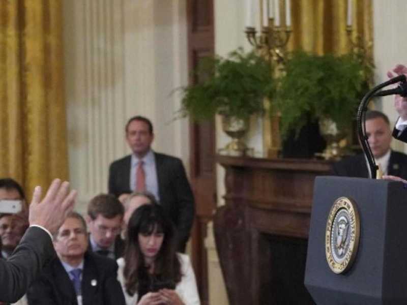 Jim Acosta e Donald Trump durante la conferenza stampa dopo le elezioni di metà mandato. Foto LaPresse