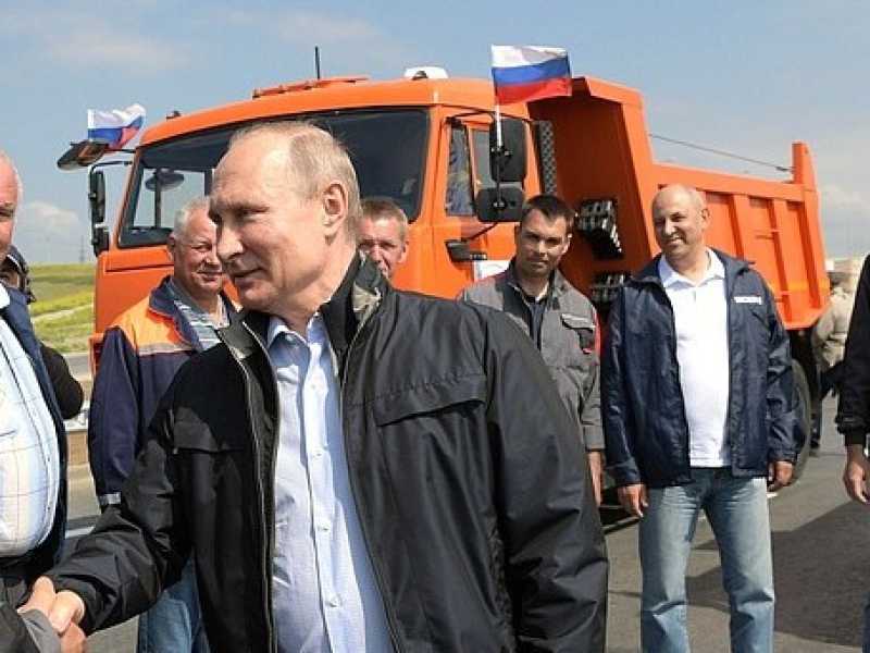 Vladimir Putin all'inaugurazione del ponte, a maggio. Foto LaPresse
