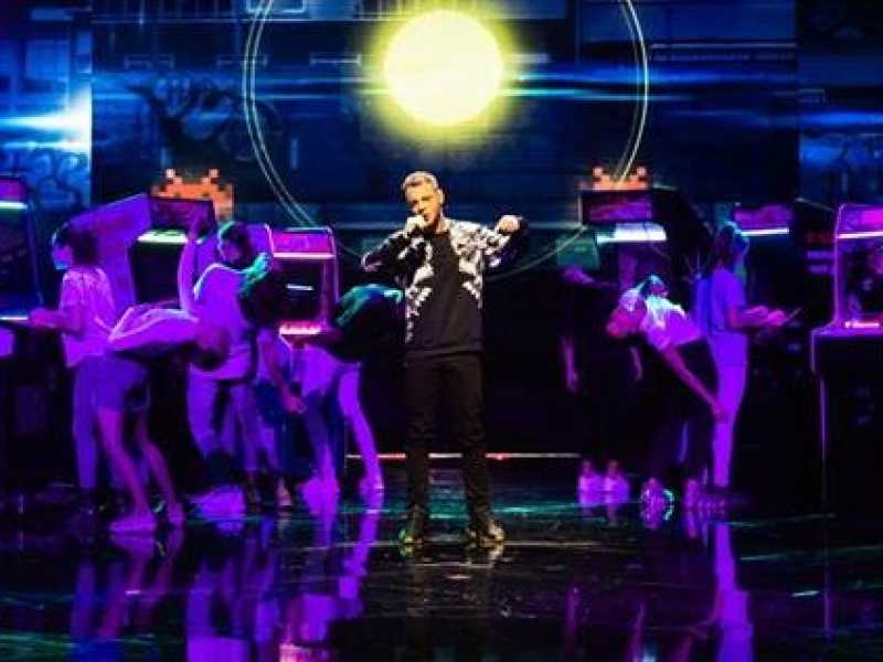 Anastasio si esibisce cantando Mio fratello &egrave; figlio unico. Foto dalla pagina Facebook di X Factor Italia 