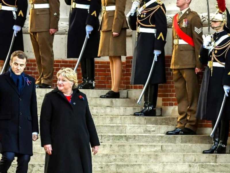 Francia, Emmanuel Macron e Theresa May al memoriale della Somme per il centenario della fine della Prima Guerra mondiale (foto LaPresse)