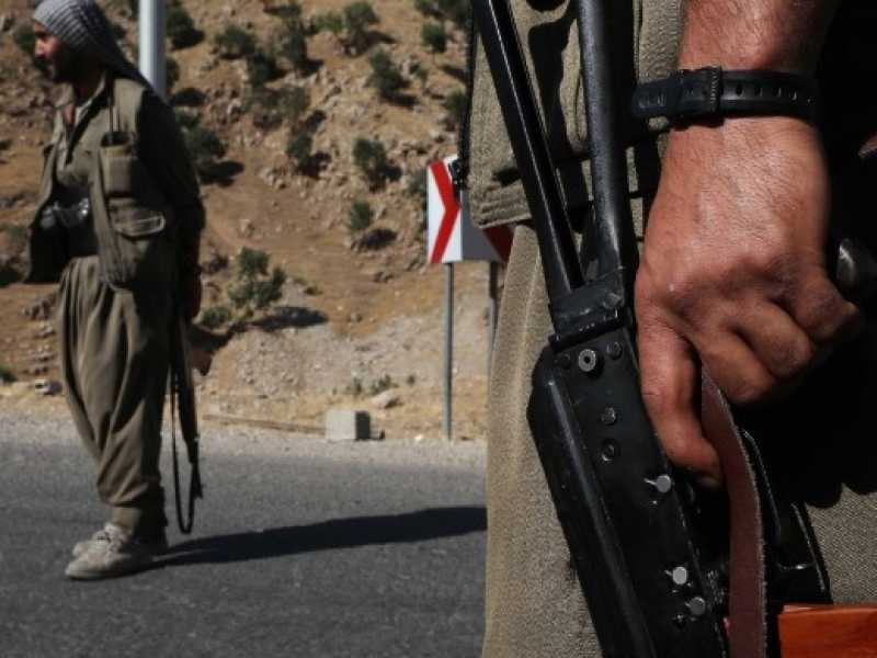 Un membro del partito dei lavoratori del Kurdistan (Pkk) con un fucile automatico su una strada nelle montagne di Qandil, il quartier generale del Pkk nel nord dell'Iraq (foto LaPresse)