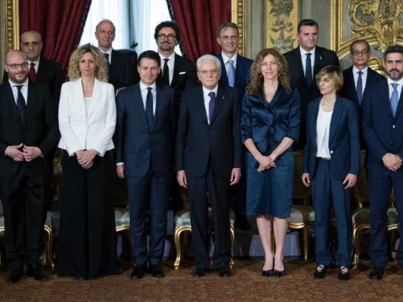 Il governo Conte dopo il giuramento  al Quirinale (foto LaPresse)