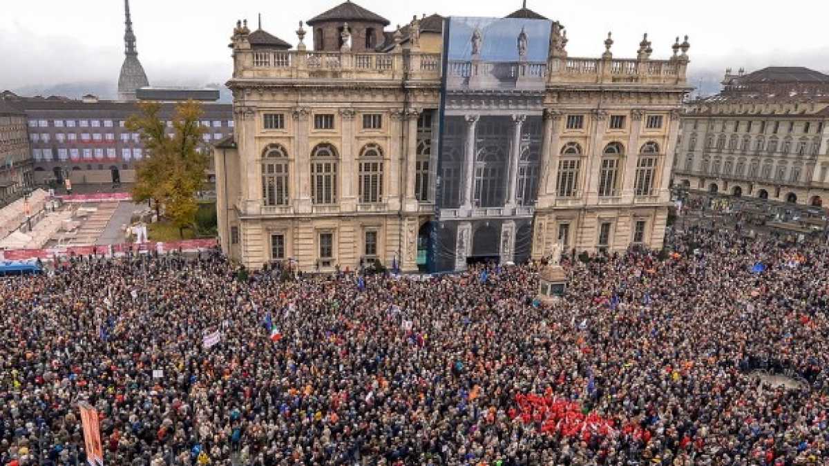 Immagine di La piazza di Torino e la bandiera che manca