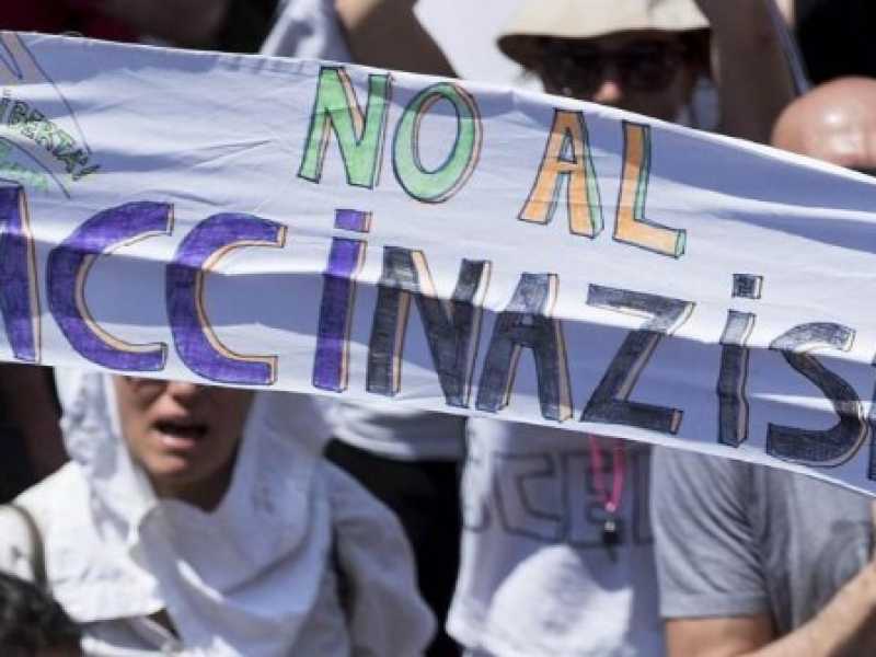 Una manifestazione no vax (foto LaPresse)