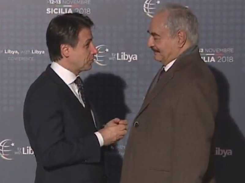 Il premier Giuseppe Conte con il generale Haftar a Palermo