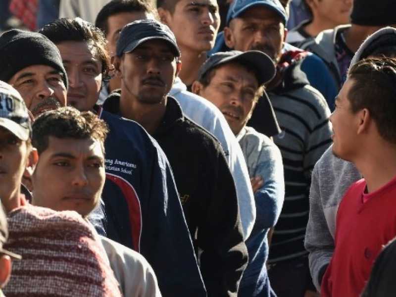 Un folto gruppo di migranti in marcia da Honduras e Guatemala verso il confine con gli Stati Uniti manifesta in una strada di Citt&agrave; del Messico (foto LaPresse)