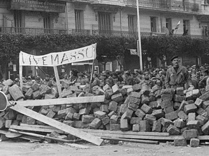 Barricate in rue Michelet d'Alger durante la "Settimana delle barricate", le insurrezioni che hanno avuto luogo dal 24 gennaio al1&deg; febbraio 1960 ad Algeri