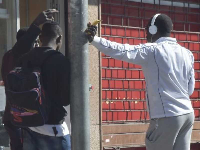 Il rischio che pi&ugrave; dinieghi della protezione umanitaria portino a una crescita degli immigrati irregolari (Foto LaPresse)