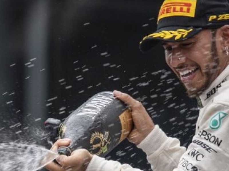 Lewis Hamilton festeggia la vittoria nel Gp del Brasile (foto LaPresse)