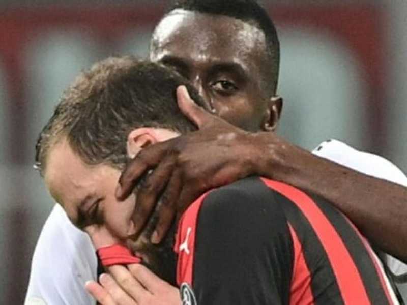 Higuain abbracciato da Matuidi dopo l'espulsione (foto LaPresse)
