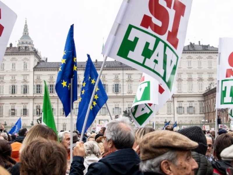 La manifestazione Si Tav di Torino. Foto LaPresse