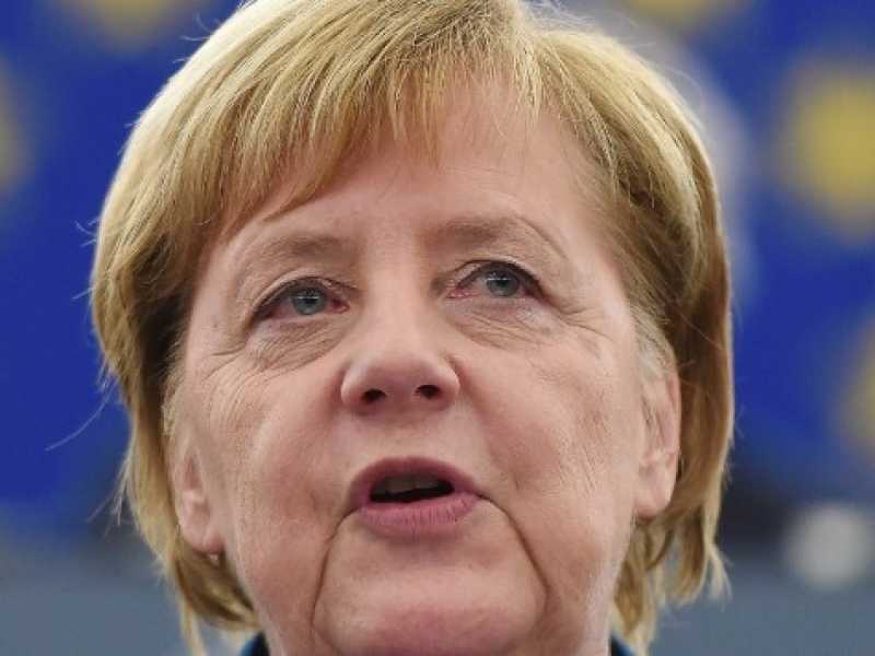 Angela Merkel parla davanti al Parlamento europeo a Strasburgo (Foto LaPresse)