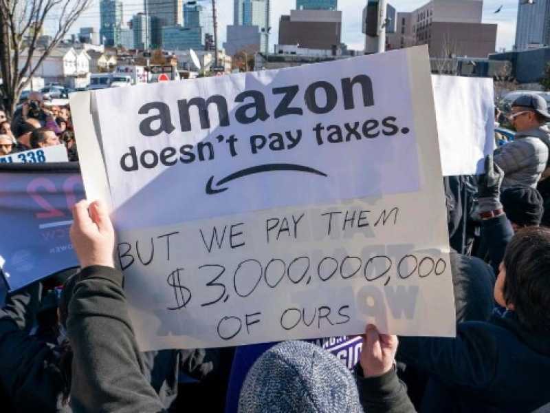 Una protesta a Long Island City contro il nuovo quartier generale di Amazon (foto LaPresse)