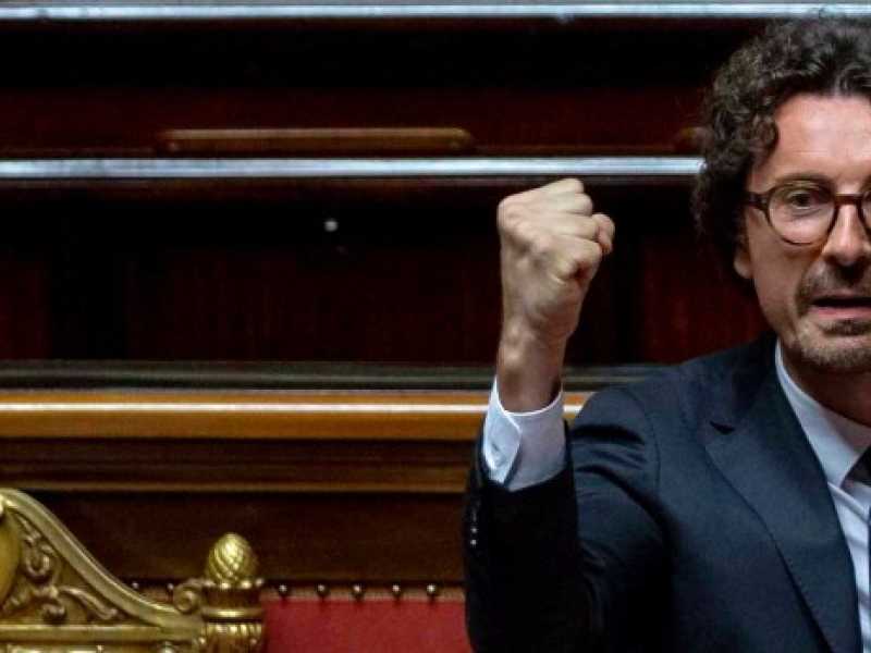 Il ministro Toninelli all'approvazione del decreto Genova. Foto Imagoeconomica