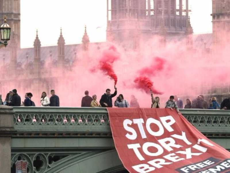 Manifestanti anti Brexit nel giorno dell'accordo. Foto LaPresse