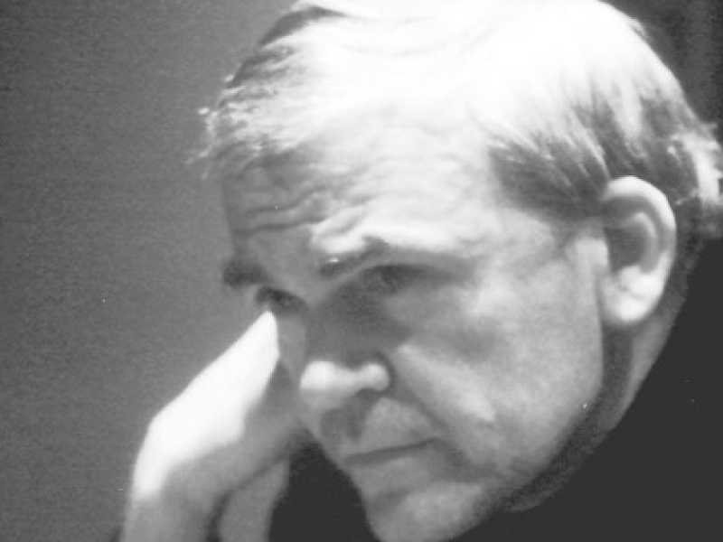 Milan Kundera, foto di Elisa Cabot via Wikipedia