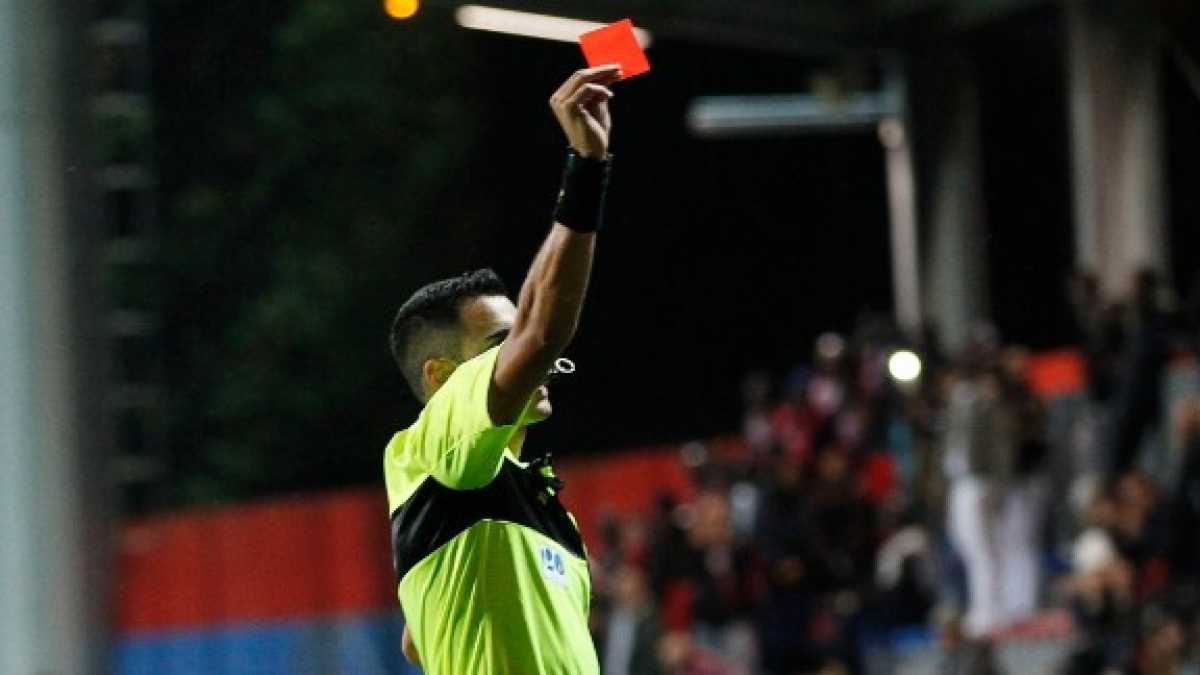 Immagine di Perché tiriamo i sassi agli arbitri? Parla Rizzoli
