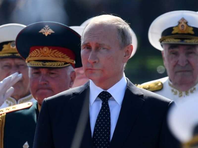 Vladimir Putin a San Pietroburgo alla festa della Marina militare (foto LaPresse)