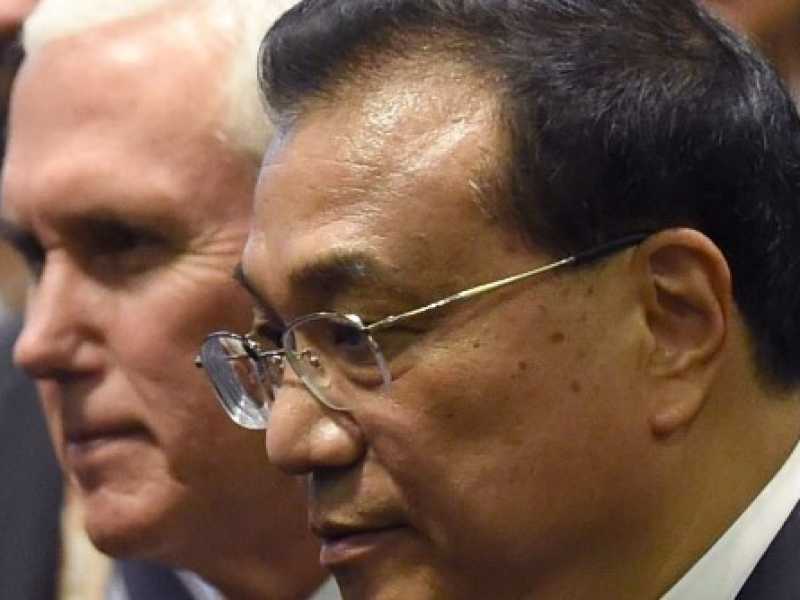 Il vicepresidente americano Mike Pence e il premier cinese Li Keqiang al 13&deg; summit dell&rsquo;Asean a Singapore (Foto Roslan Rahman/Afp/LaPresse)