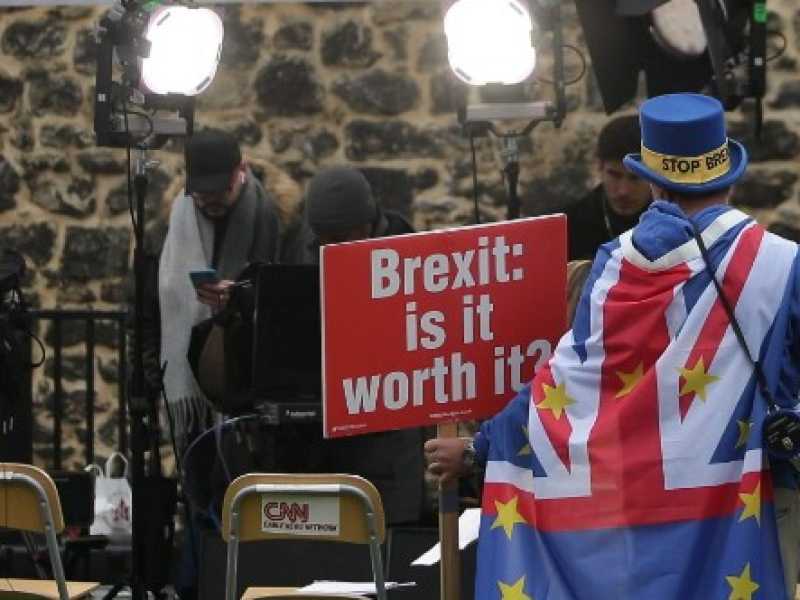 Un manifestante anti Brexit a Londra (foto LaPresse)